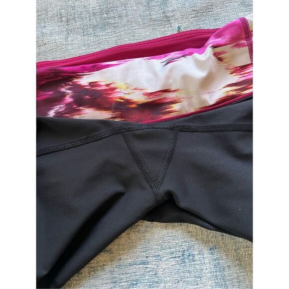 Lululemon Black Berry Rumble Pace Rival Crop Athletic Leggings Size 8 - Picture 3 of 7